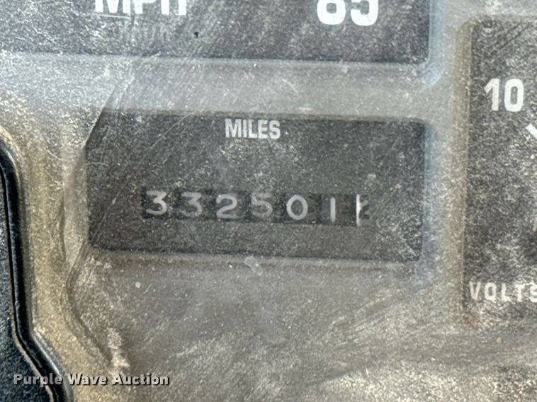 image for item OJ9418 1993 International 8100 feed delivery truck