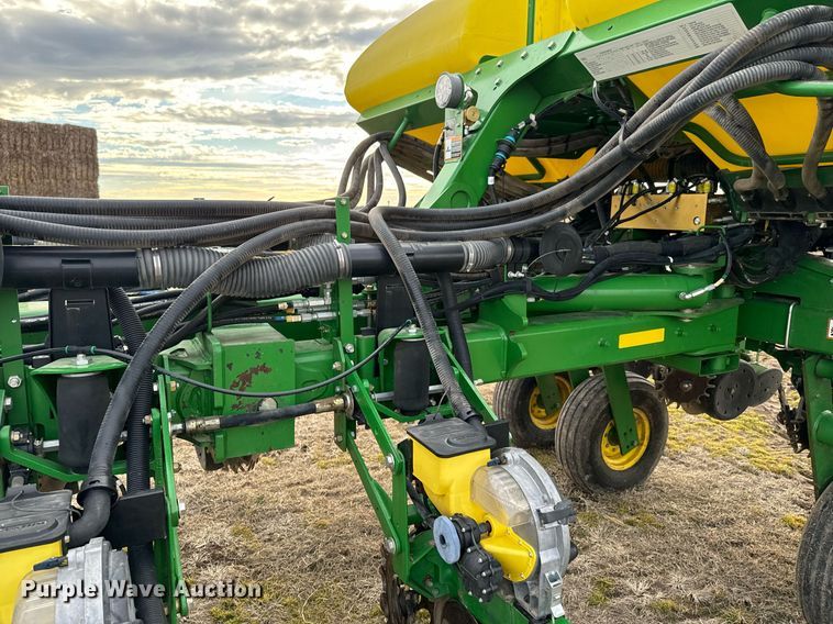 image for item OJ9438 John Deere 1770NT no-till planter