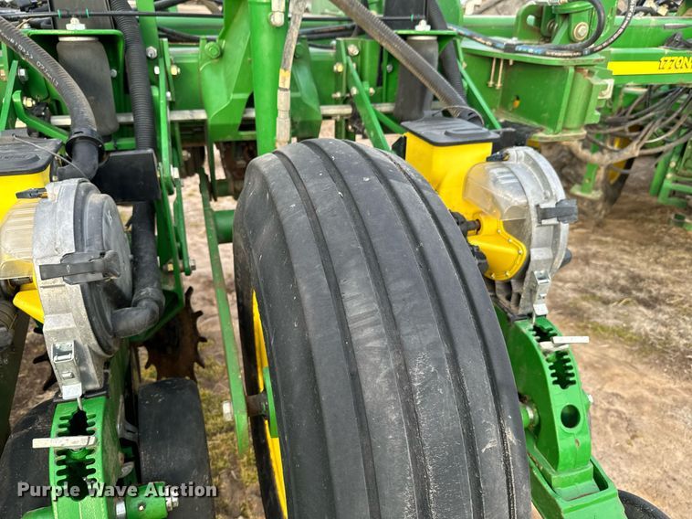 image for item OJ9438 John Deere 1770NT no-till planter