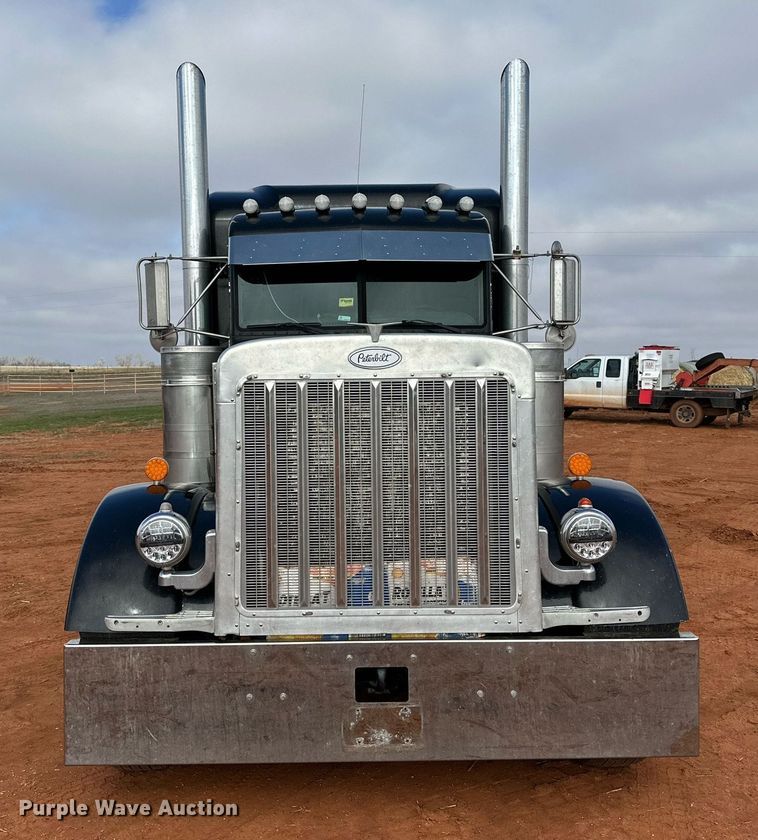 image for item DG4251 2004 Peterbilt 379 semi truck