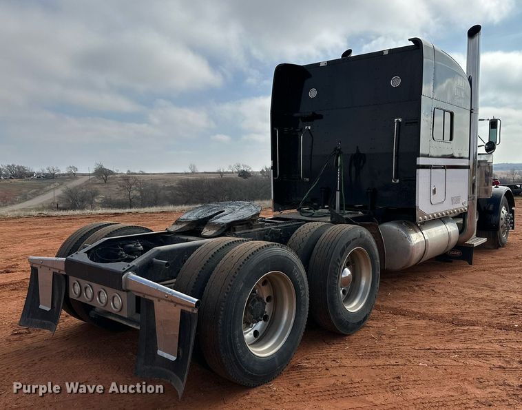 image for item DG4251 2004 Peterbilt 379 semi truck