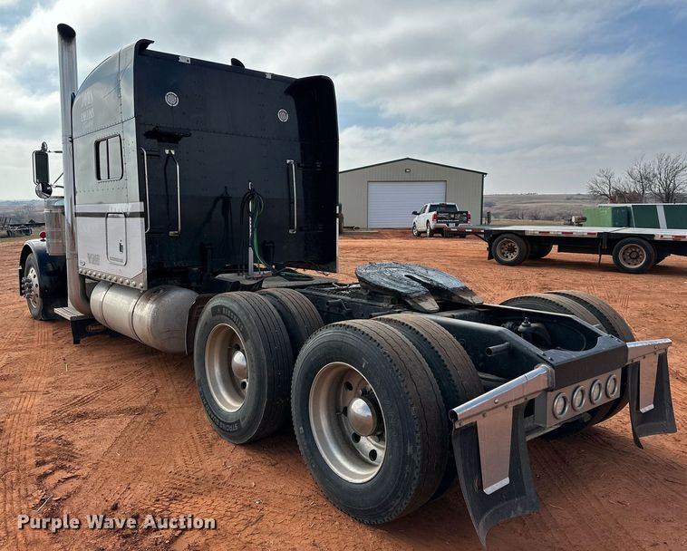 image for item DG4251 2004 Peterbilt 379 semi truck