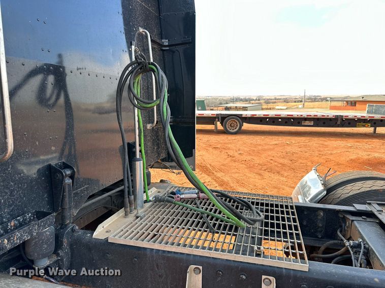 image for item DG4251 2004 Peterbilt 379 semi truck