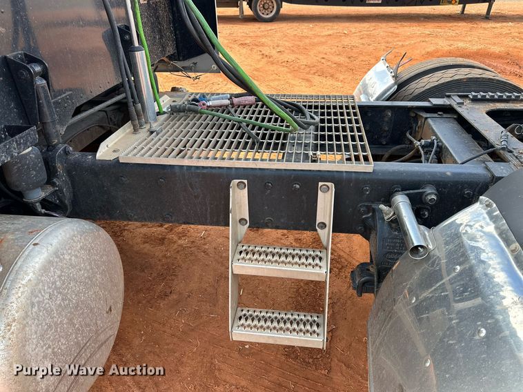 image for item DG4251 2004 Peterbilt 379 semi truck