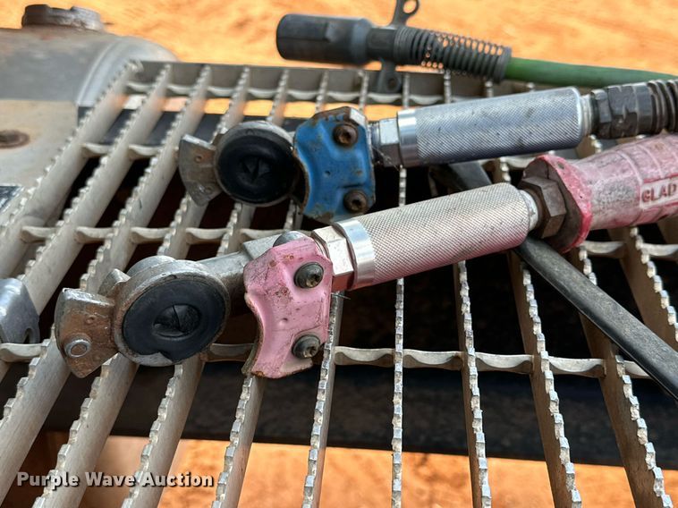 image for item DG4251 2004 Peterbilt 379 semi truck