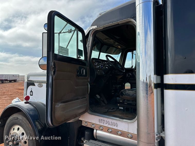 image for item DG4251 2004 Peterbilt 379 semi truck