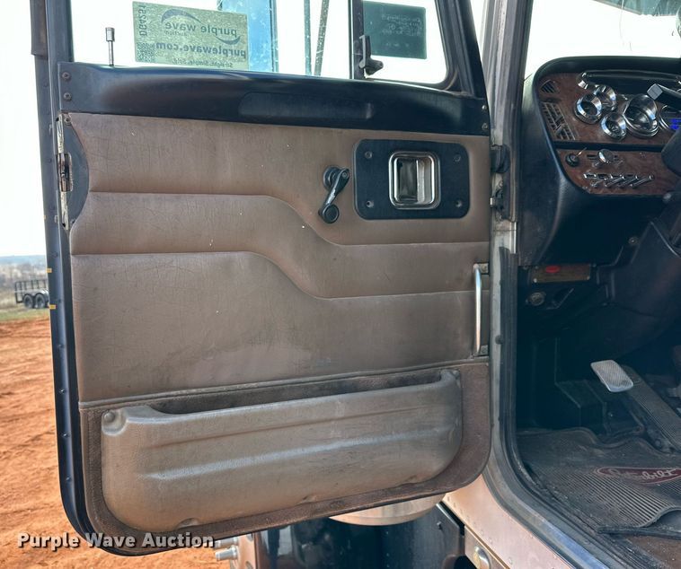 image for item DG4251 2004 Peterbilt 379 semi truck