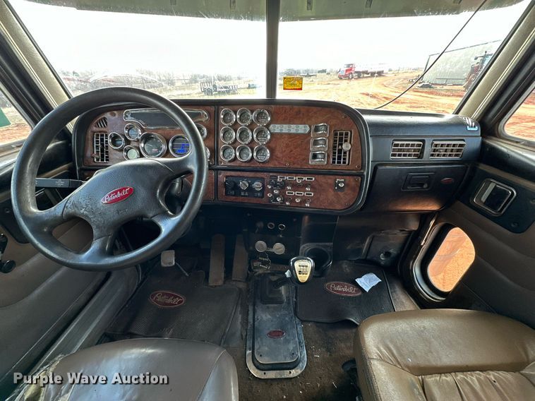 image for item DG4251 2004 Peterbilt 379 semi truck