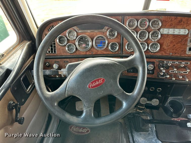 image for item DG4251 2004 Peterbilt 379 semi truck