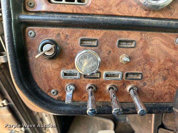 image for item DG4251 2004 Peterbilt 379 semi truck