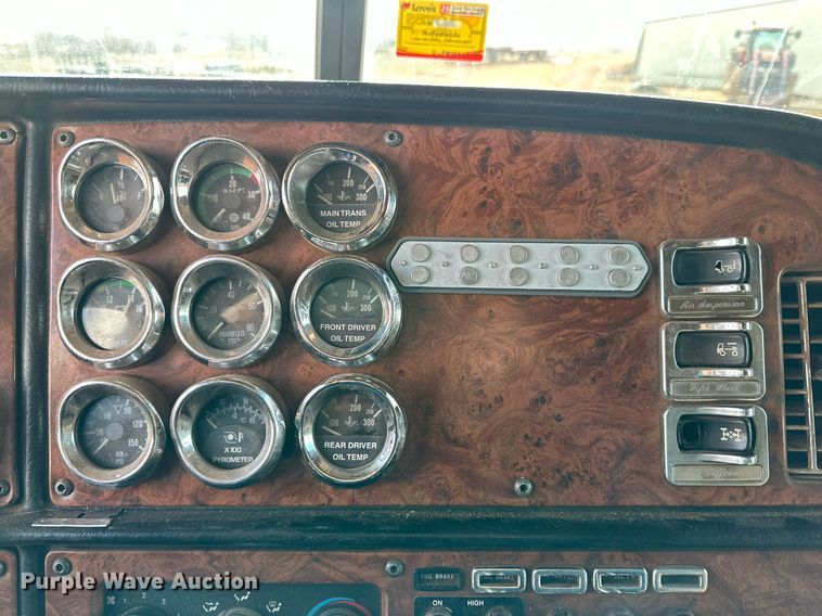 image for item DG4251 2004 Peterbilt 379 semi truck