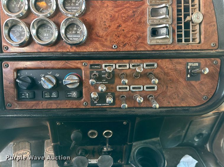 image for item DG4251 2004 Peterbilt 379 semi truck