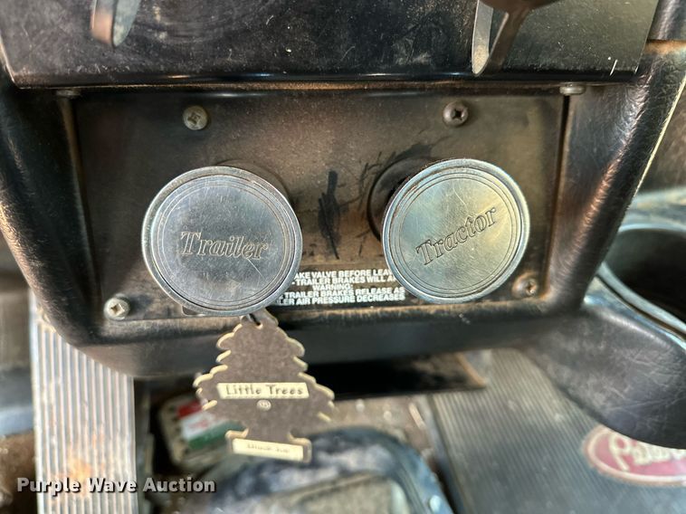 image for item DG4251 2004 Peterbilt 379 semi truck