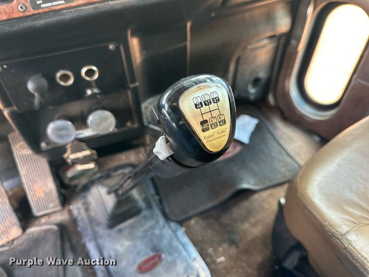 image for item DG4251 2004 Peterbilt 379 semi truck