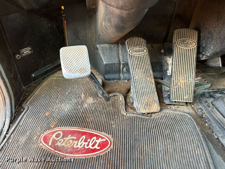 image for item DG4251 2004 Peterbilt 379 semi truck