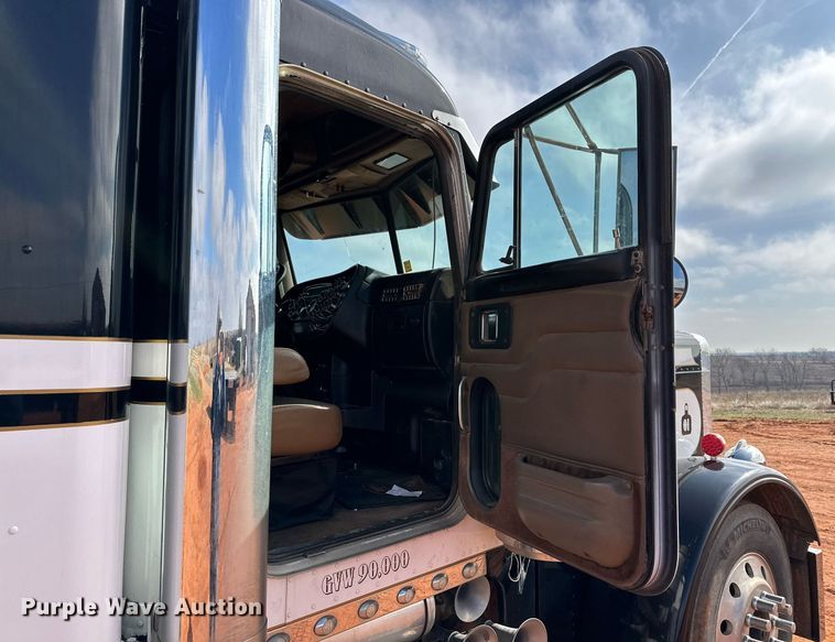 image for item DG4251 2004 Peterbilt 379 semi truck