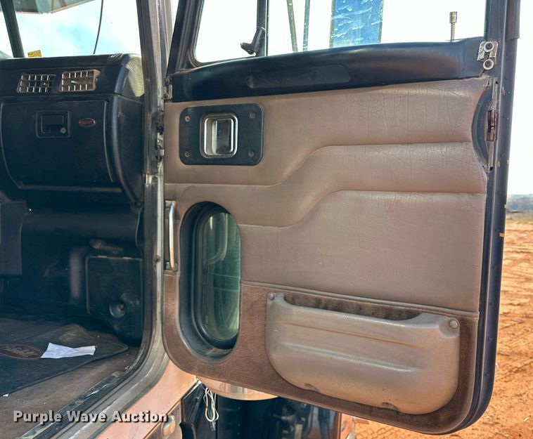 image for item DG4251 2004 Peterbilt 379 semi truck