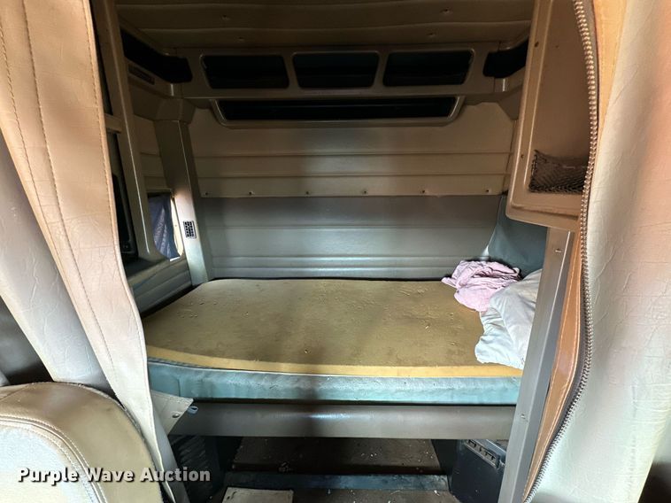 image for item DG4251 2004 Peterbilt 379 semi truck