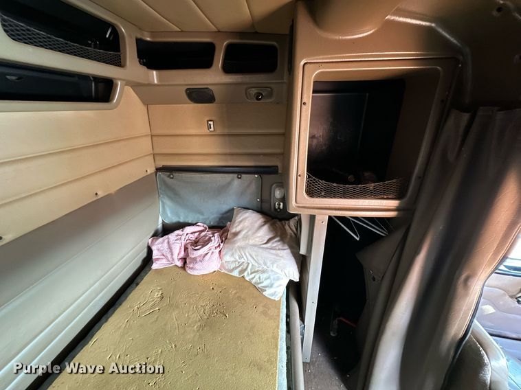 image for item DG4251 2004 Peterbilt 379 semi truck