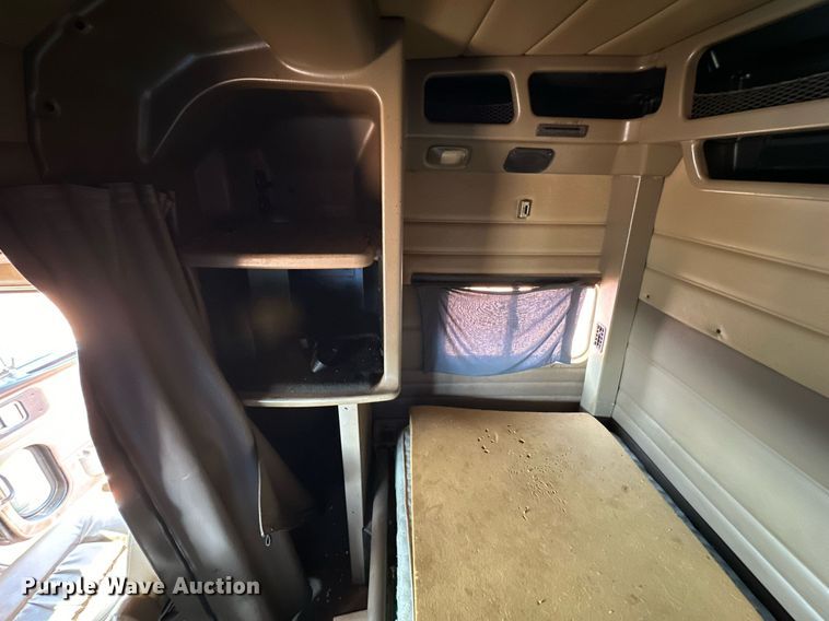 image for item DG4251 2004 Peterbilt 379 semi truck