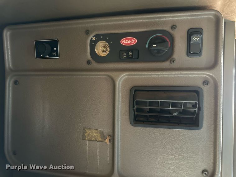 image for item DG4251 2004 Peterbilt 379 semi truck