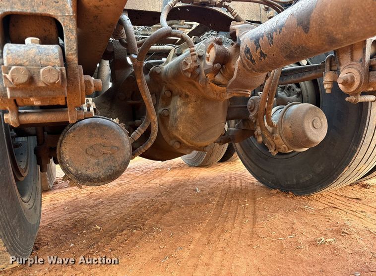 image for item DG4251 2004 Peterbilt 379 semi truck