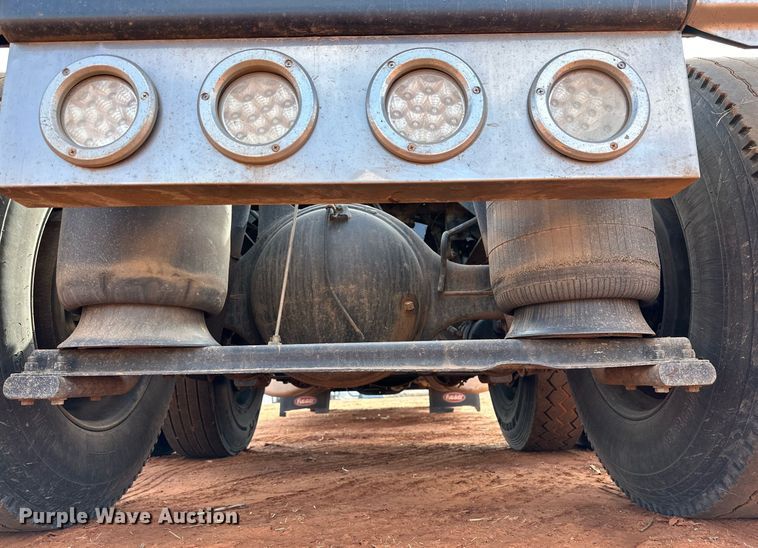 image for item DG4251 2004 Peterbilt 379 semi truck