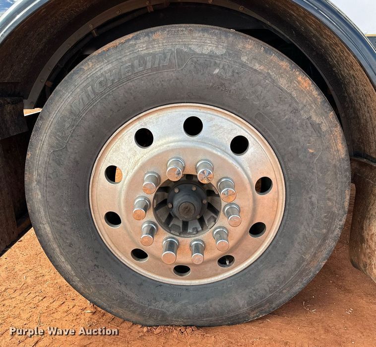 image for item DG4251 2004 Peterbilt 379 semi truck