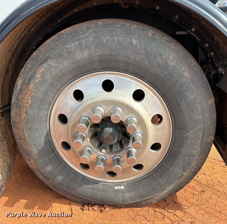 image for item DG4251 2004 Peterbilt 379 semi truck