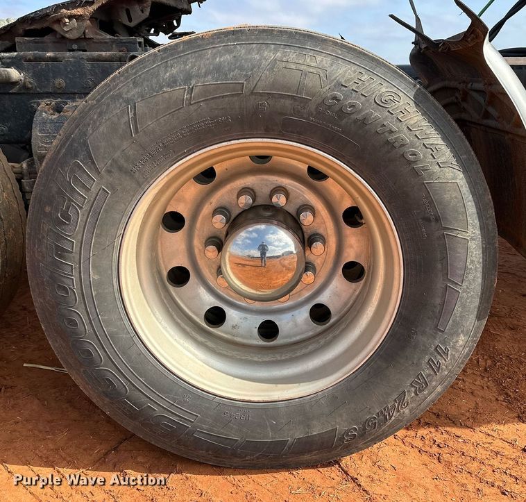 image for item DG4251 2004 Peterbilt 379 semi truck