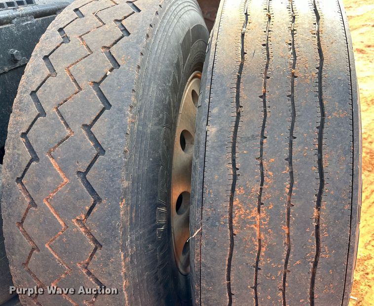 image for item DG4251 2004 Peterbilt 379 semi truck