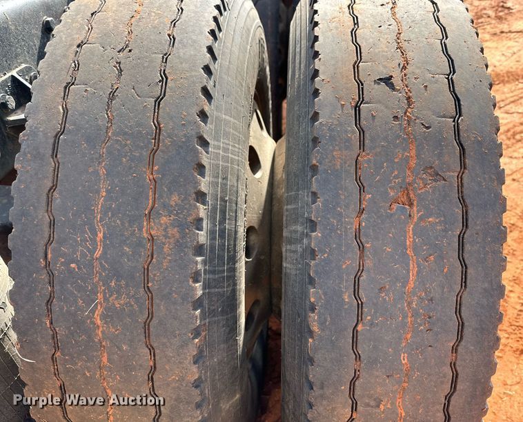 image for item DG4251 2004 Peterbilt 379 semi truck