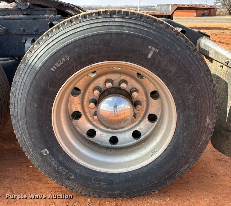 image for item DG4251 2004 Peterbilt 379 semi truck