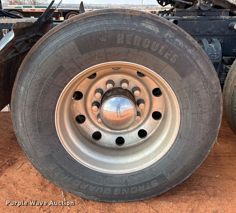 image for item DG4251 2004 Peterbilt 379 semi truck