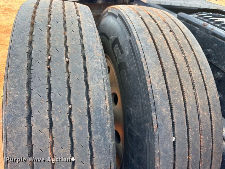 image for item DG4251 2004 Peterbilt 379 semi truck