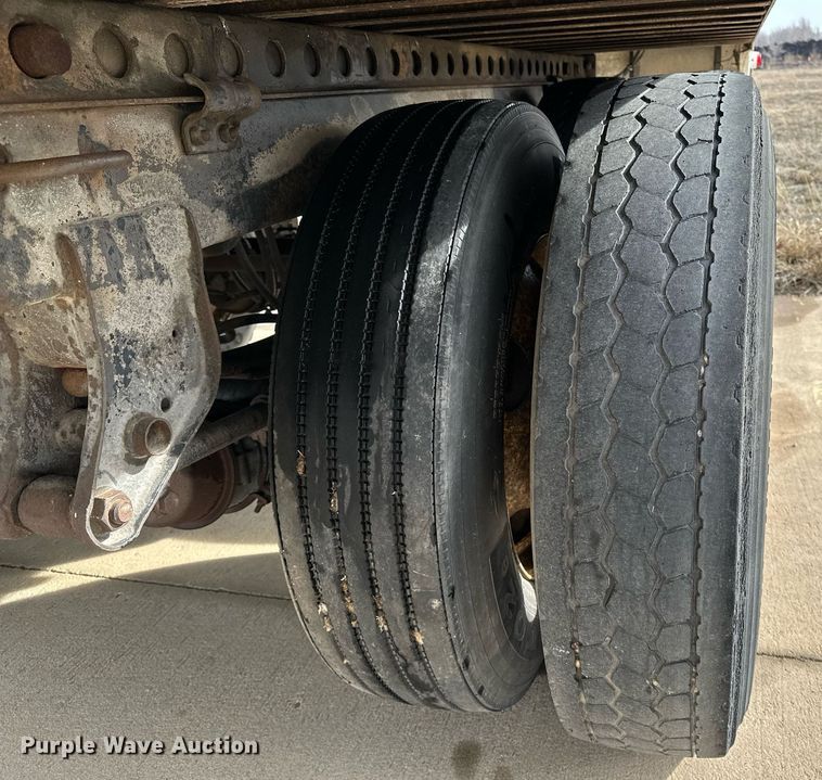 image for item DJ6229 1998 Stoughton  AVW-485T-S-C dry van trailer