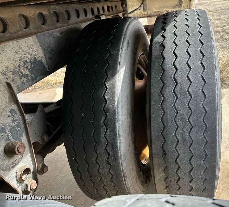 image for item DJ6229 1998 Stoughton  AVW-485T-S-C dry van trailer