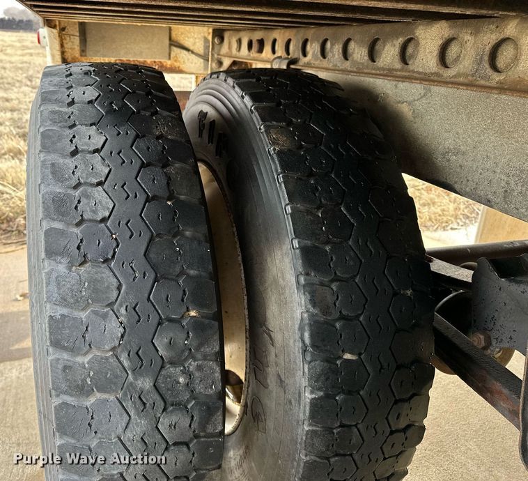 image for item DJ6229 1998 Stoughton  AVW-485T-S-C dry van trailer