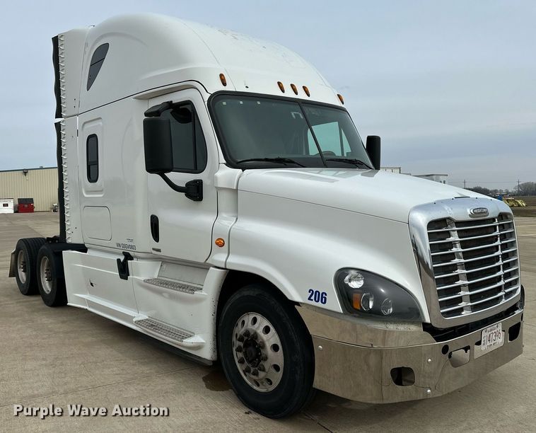 image for item DJ6231 2016 Freightliner Cascadia Evolution  semi truck