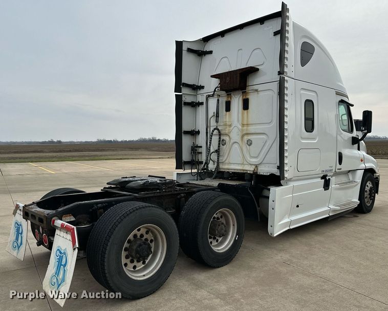 image for item DJ6231 2016 Freightliner Cascadia Evolution  semi truck