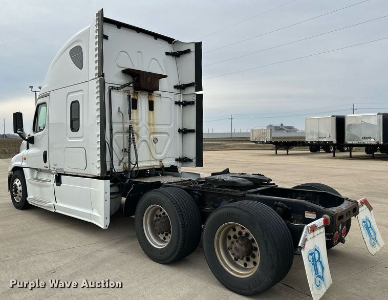 image for item DJ6231 2016 Freightliner Cascadia Evolution  semi truck