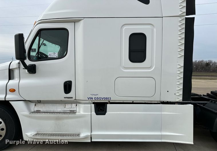 image for item DJ6231 2016 Freightliner Cascadia Evolution  semi truck