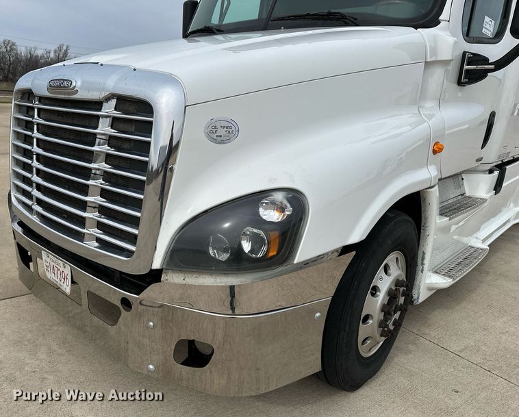 image for item DJ6231 2016 Freightliner Cascadia Evolution  semi truck