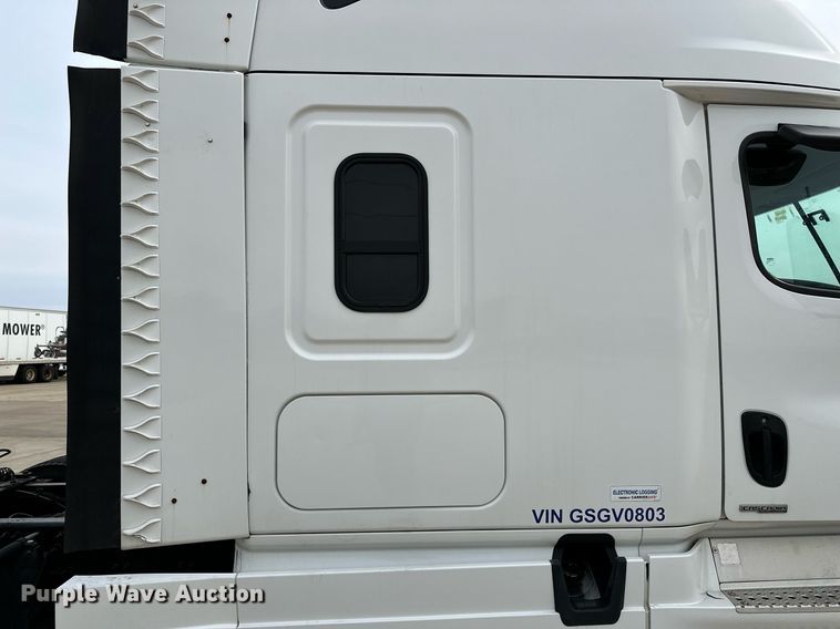 image for item DJ6231 2016 Freightliner Cascadia Evolution  semi truck