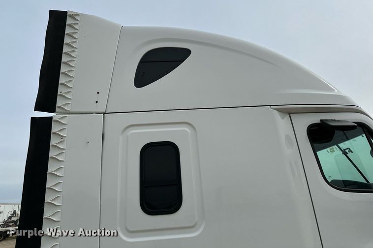image for item DJ6231 2016 Freightliner Cascadia Evolution  semi truck