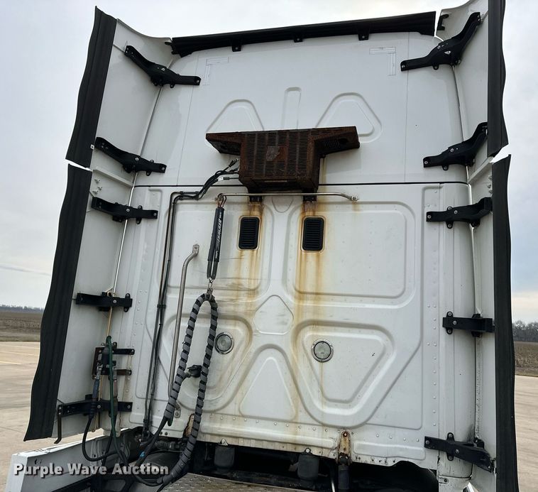 image for item DJ6231 2016 Freightliner Cascadia Evolution  semi truck