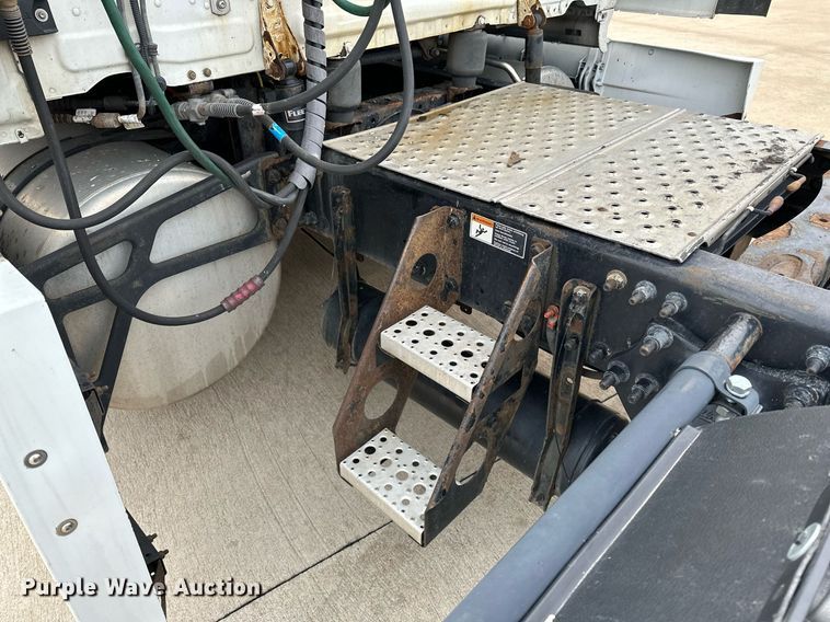 image for item DJ6231 2016 Freightliner Cascadia Evolution  semi truck