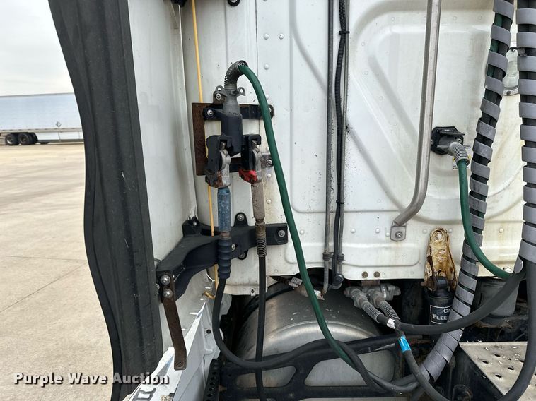 image for item DJ6231 2016 Freightliner Cascadia Evolution  semi truck