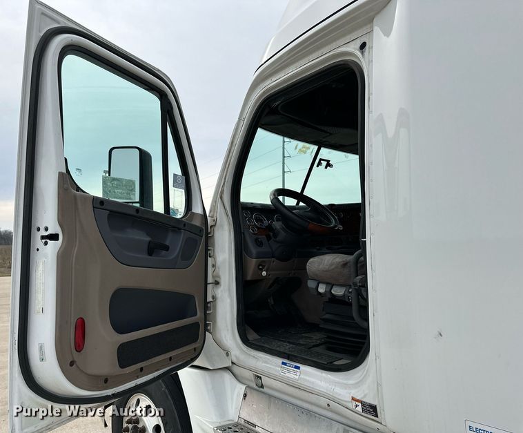 image for item DJ6231 2016 Freightliner Cascadia Evolution  semi truck