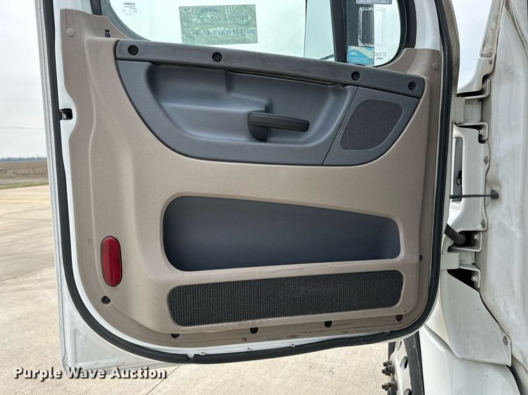 image for item DJ6231 2016 Freightliner Cascadia Evolution  semi truck